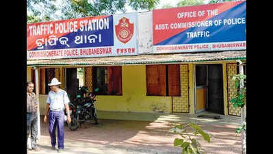 9-yr-old girl made to ‘wait’ at PS over traffic violation by driver