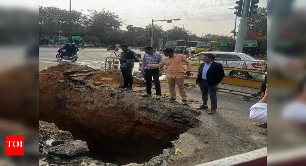 Sewer line collapse creates 20-ft crater on B-2 Bypass - The Times of India