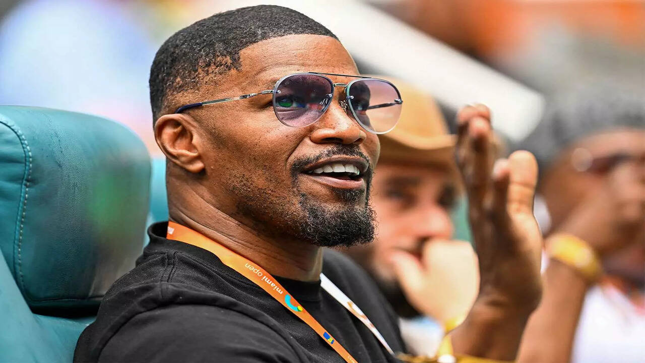 Jamie Foxx gets brutally trolled as he's caught in the middle of