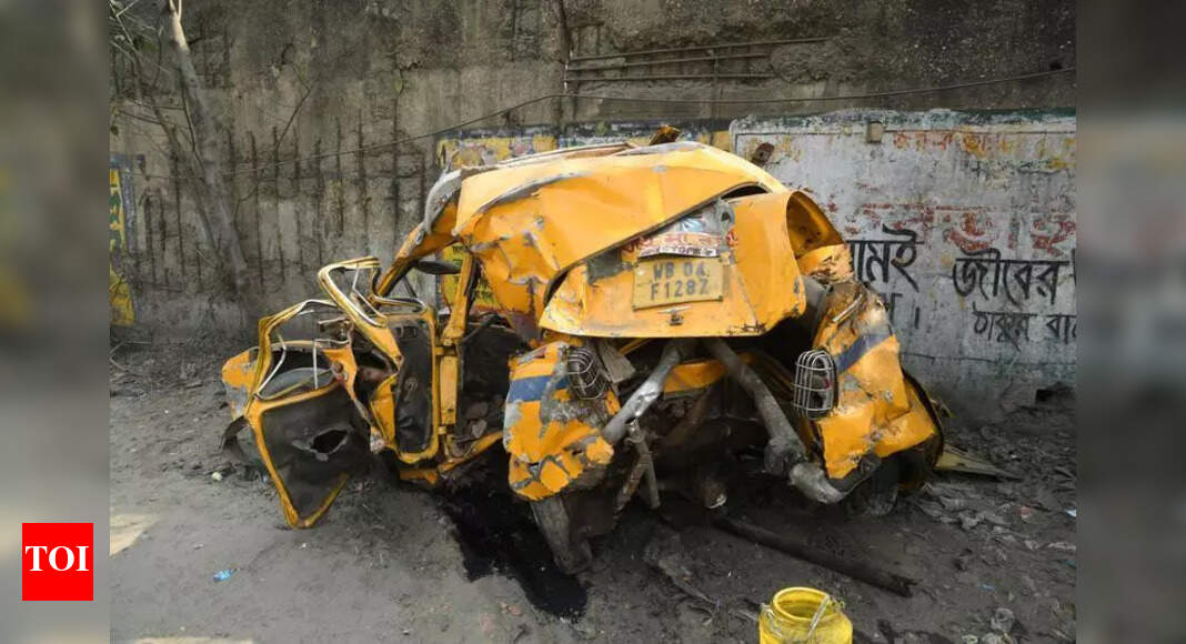 2 die in truck-cab collision | Kolkata News - The Times of India