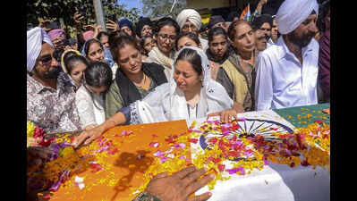Slain Army captain laid to rest in H'bag | Ranchi News - The Times ...