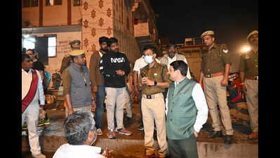 20 pilgrims held captive near Dashaswamedh ghat, 4 arrested ...