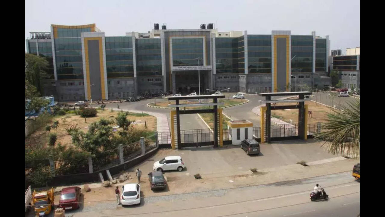 Salem GH saves woman with deep stab wound in chest | Coimbatore News - The  Times of India