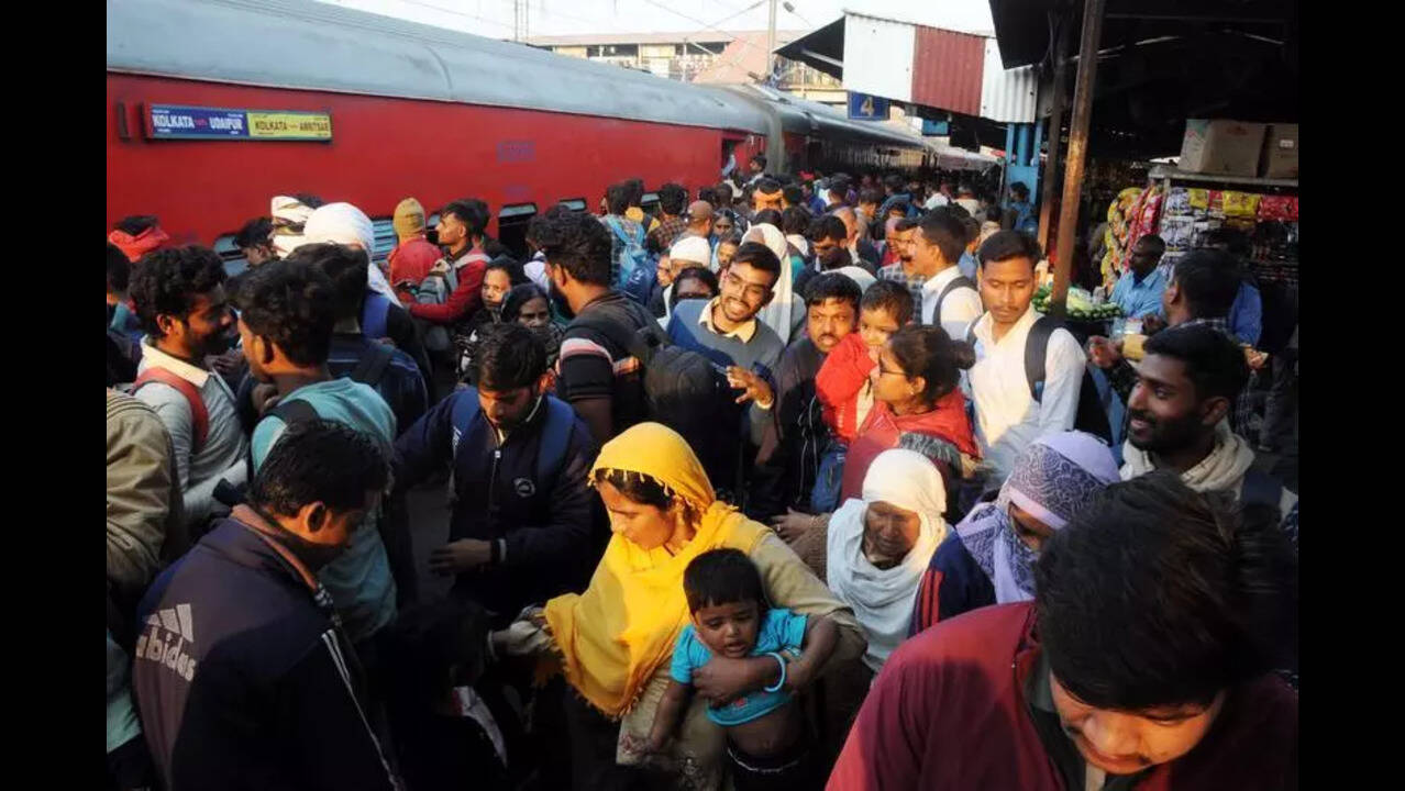 Off the rails: Maha Kumbh Mela chaos sparks train vandalism in Bihar |  Patna News - The Times of India