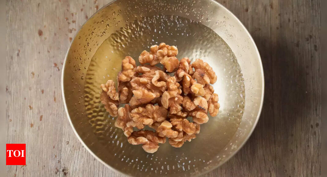 Soaked walnuts vs. unsoaked walnuts: What is a better way of eating ...