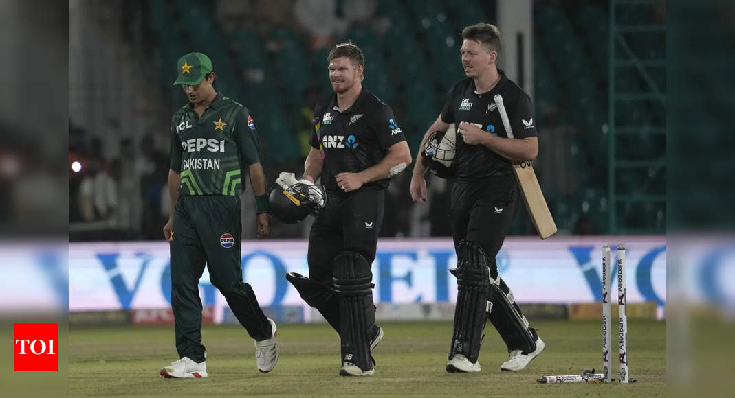 Clinical New Zealand crush Pakistan to clinch tri-nation title