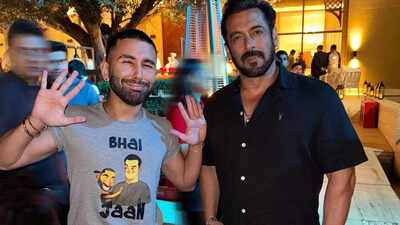 Orry drops unseen throwback pictures with Salman Khan from his birthday celebration; Ananya Panday, Honey Singh, Arhaan Khan, and more strike unique poses