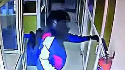 Robbery in 3 minutes: Man threatens bank staff with knife, flees with Rs 15 lakh in Kerala