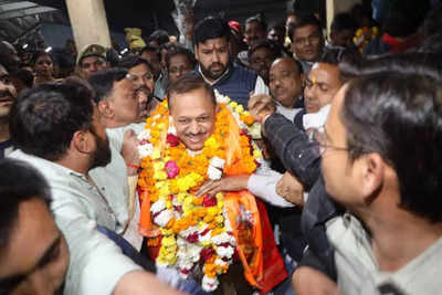 BJP MP Ramesh Awasthi welcomed in Kanpur after Delhi polls