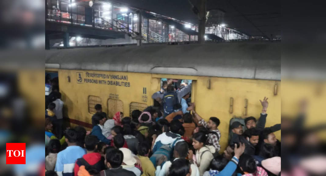 New Delhi railway stampede: Pictures, videos show chaos at station