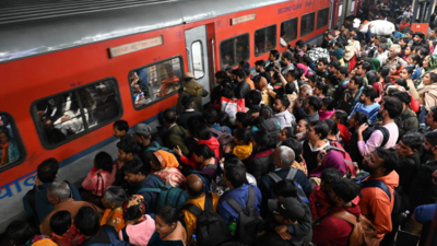 <p> शनिवार की रात को एक भगदड़ के परिणामस्वरूप 18 मौतें हुईं क्योंकि हजारों भक्तों ने प्रयाग्राज में महा कुंभ उत्सव के लिए बोर्डों की गाड़ियां दीं, जिससे भीड़भाड़ वाले रेलवे स्टेशन पर अराजकता हुई। (चित्र क्रेडिट: अनिंदया चट्टोपाध्याय) </p>
<p>” decoding=”async” fetchpriority=”high”/></p></div>
</div>
</div>
<div class= सीढ़ियों पर फिसलने वाले यात्री नई दिल्ली रेलवे स्टेशन पर भगदड़ मचाते हैं? उच्च-स्तरीय जांच शुरू की गई