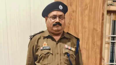Fake IPS officer held in Etah after cops noticed wrong police cap ...
