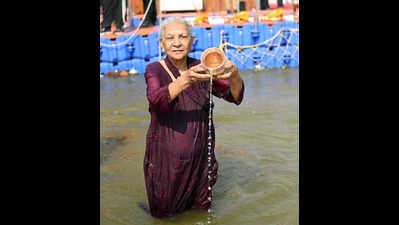 Guv takes holy dip in Sangam