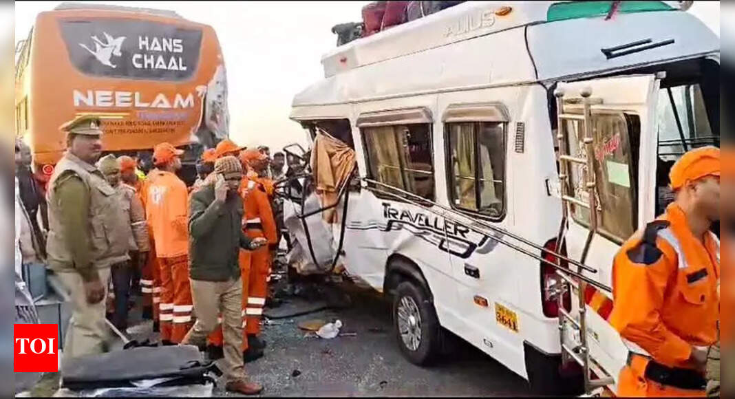 4 Kumbh pilgrims from Maha dead as van collides with bus | Lucknow News ...