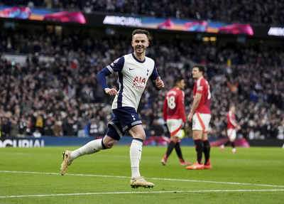 Tottenham Hotspur beat Manchester United in battle of Premier League strugglers