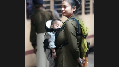 Video of mom carrying her child and performing duties at New Delhi Railway station is winning hearts