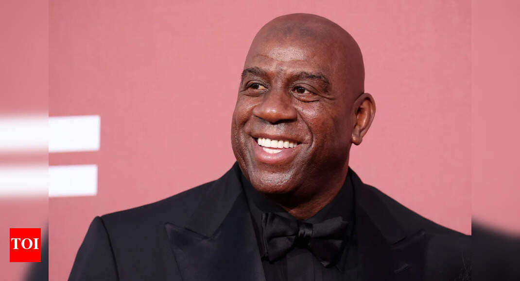 NBA veteran Magic Johnson applauds Michigan State coach Tom Izzo after ...