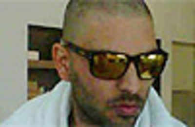 Recovering Yuvraj Singh posts bald pic on Twitter