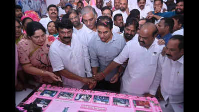 BRS marks KCR b’day, leaders & cadre make beeline to greet him