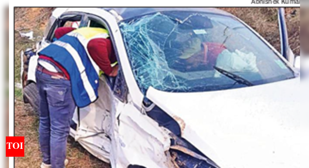 Woman dies after car veers off Mumbai-Delhi Expressway, turns turtle ...