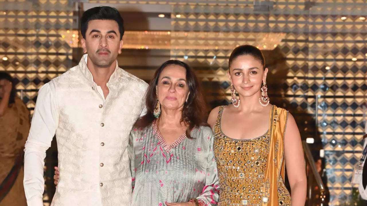 Alia Bhatt-Ranbir Kapoor set ethnic style goals at Aadar Jain-Alekha  Advani's Mehendi ceremony - The Times of India