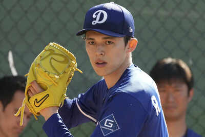 Dodgers camp update: Roki Sasaki claims being 'not really nervous' facing Major League hitters at Camelback Ranch..ANHTRUC.