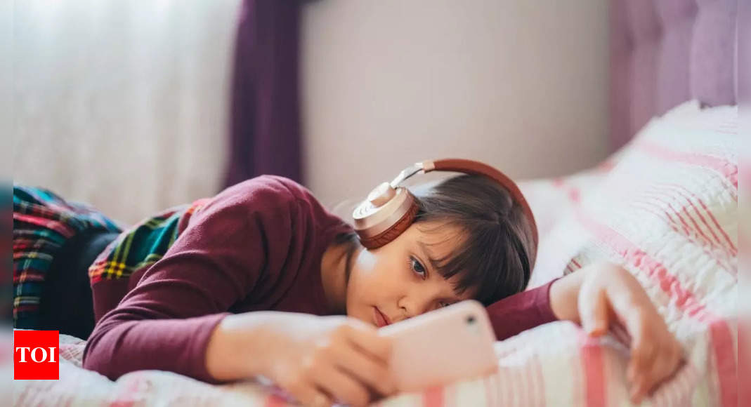 More screen time in U.S. preteens linked to bipolar and manic symptoms, says study