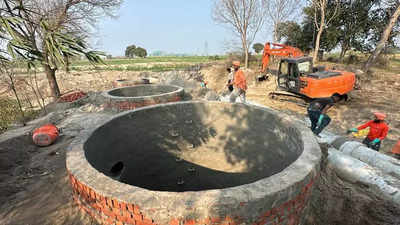 Panel members witness discharge of dairy waste into Buddha Dariya