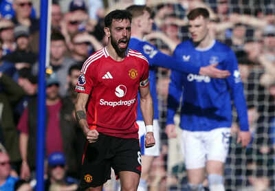 Premier League: Bruno Fernandes inspires Manchester United fightback in Everton draw
