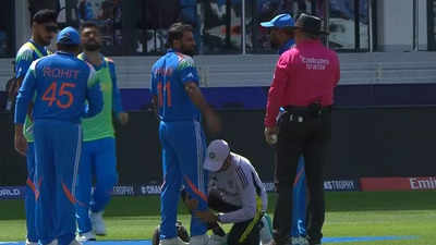 Mohammed Shami walks off the field with ankle pain in India-Pakistan match