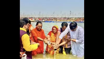 CM takes holy dip at Sangam