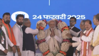  PM Modi gets felicitated with Makhana garland in Bhagalpur