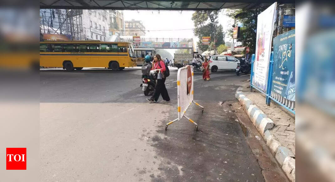 Trapped between ‘racing’ buses, 44-year-old run over at Exide | Kolkata ...