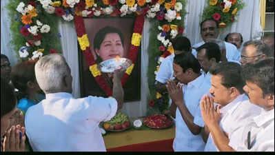 Sengottaiyan celebrates Jaya birth anniversary in Erode