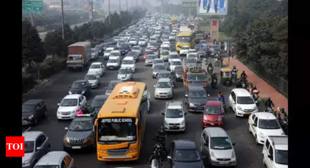 Heavy traffic jam on DND Flyway, Noida-Delhi commuters stuck