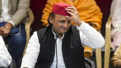  Akhilesh Yadav claims Adityanath's 'pig' remark points to 'fight' between Delhi and Lucknow