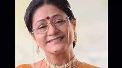 Aruna Irani Returns Injured to Mumbai from Bangkok; Sings through pain in herlchair