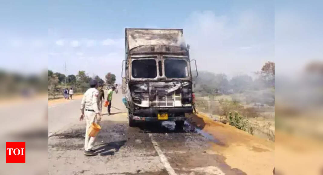 4 of a family killed, 7 injured as jeep collides with truck | Raipur ...