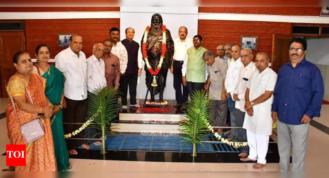 Rich tributes paid to Alur Venkatrao | Hubballi News - The Times of India