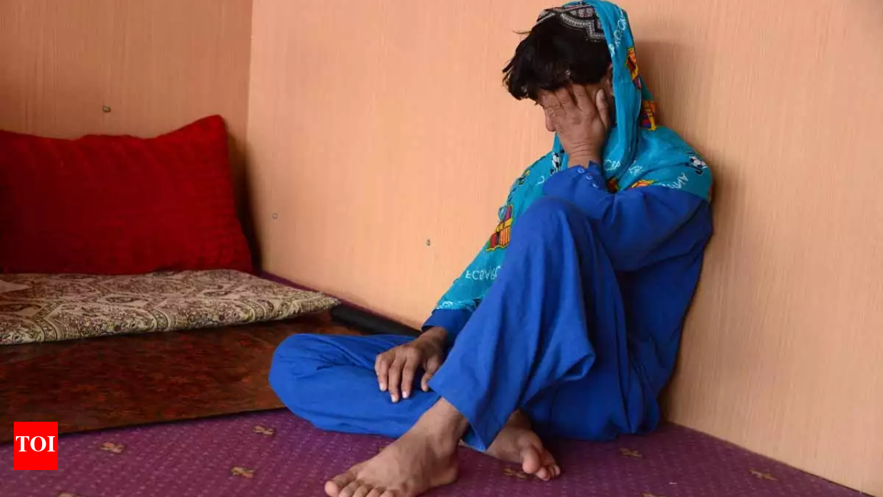 Erkakning anusiga oyoq bilan musht urish