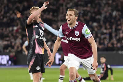 West Ham secure 2-0 victory over Leicester, pushing Foxes closer to Championship return