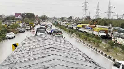 Jammu-Srinagar highway shut due to snowfall, landslides; vehicles halted at Udhampur