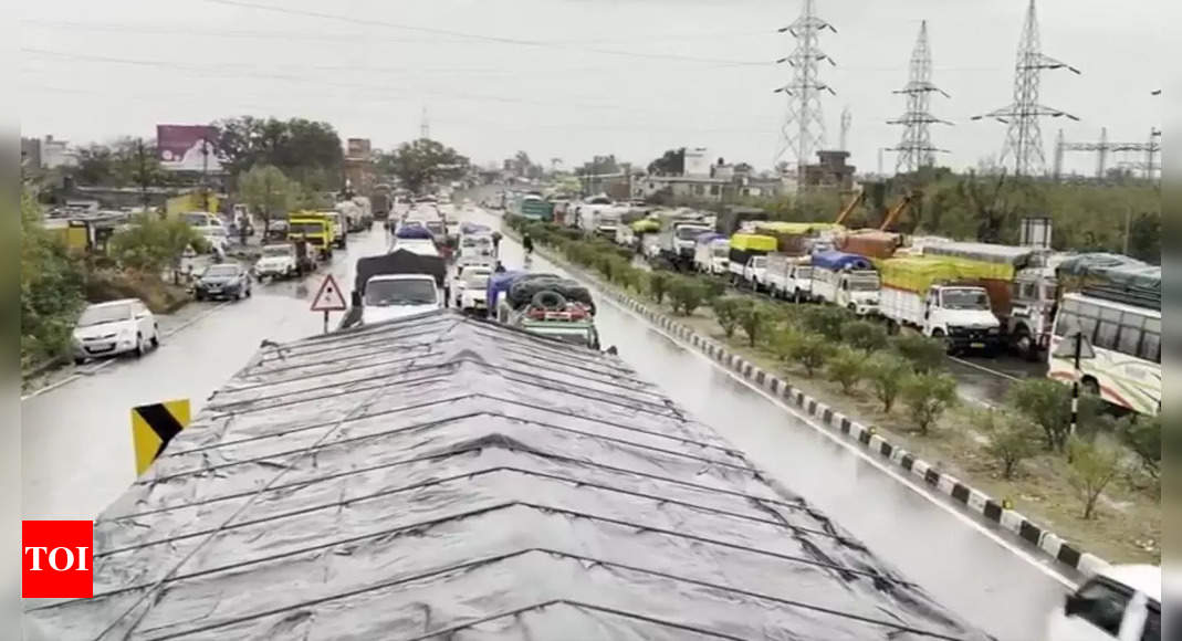 Jammu-Srinagar highway shut due to snowfall, landslides