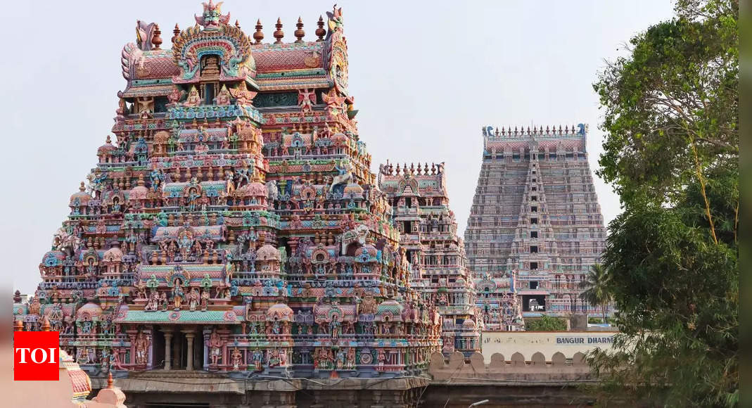 This 1000 pillared Indian temple looks like a rainbow