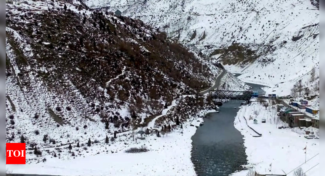 Heavy snowfall, rain wreak havoc in Himachal; 500 roads blocked