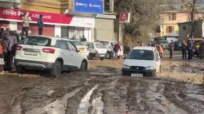 Snow, rainfall disrupts life in Himachal Pradesh: 583 roads ...
