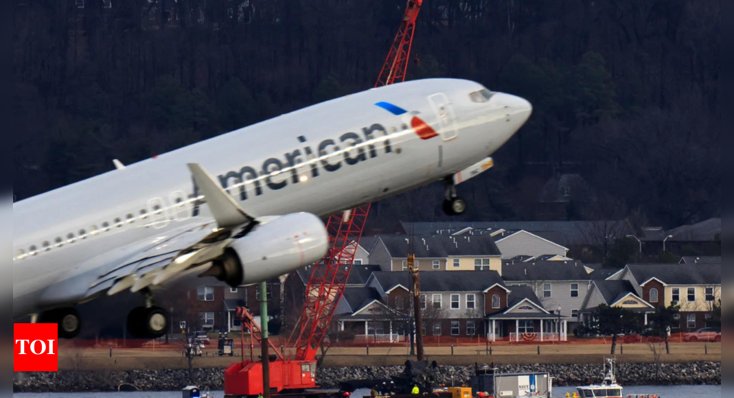 ‘Gate lice’ beware: American Airlines cracks down on early boarders with new tech – The Times of India