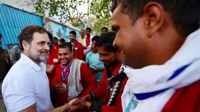  Rahul Gandhi meets porters at NDLS; thanks for saving lives during stampede