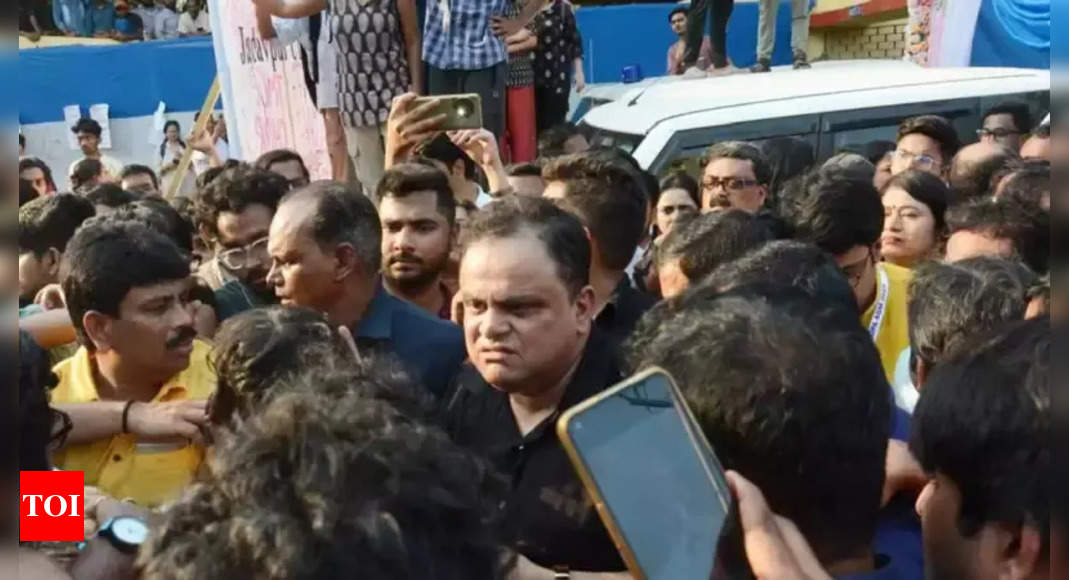 West Bengal education minister Bratya Basu heckled; student, professors injured in clashes on Jadavpur University campus | Kolkata News - The Times of India