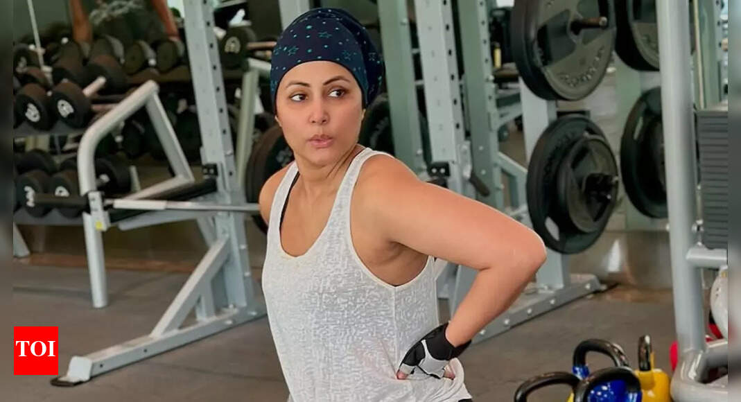 乳がんの戦闘機ヒナ・カーンがジム後に大規模な手術を受けました。 「続けるのは難しい」と書いている